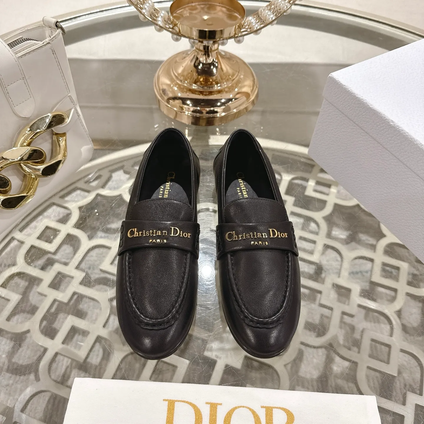 👟👟Ex-factory price 640👟👟 Dior Dior | 2025 ˢˢD Home 2025 spring and summer new products The latest popular slip-on letter buckle loafers series〰 Original purchase, development and production👍🏻This Dior loafer is carefully made of black smooth cow leather, and the front letter plate is decorated with a gold-toned Christian Dior Paris logo. Paired with a leather-injected outsole, it adds classic style to any casual look. Upper: original cowhide/cow suede, lining: cowhide, outsole: injection molded leather outsole imported from Italy, heel height: 1cm, size: 35-42 (customized at 40.41.42)